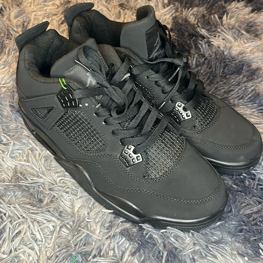Black Cat 4s 🐈‍⬛
